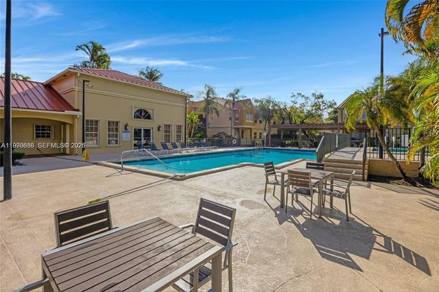 18336 NW 68th Ave I, Hialeah, FL 33015