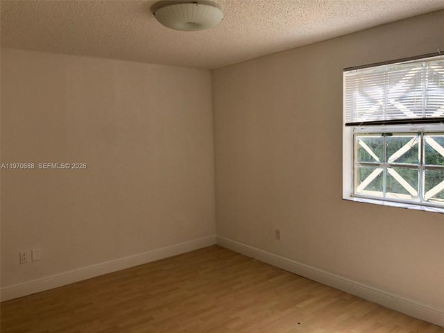 18336 NW 68th Ave I, Hialeah, FL 33015