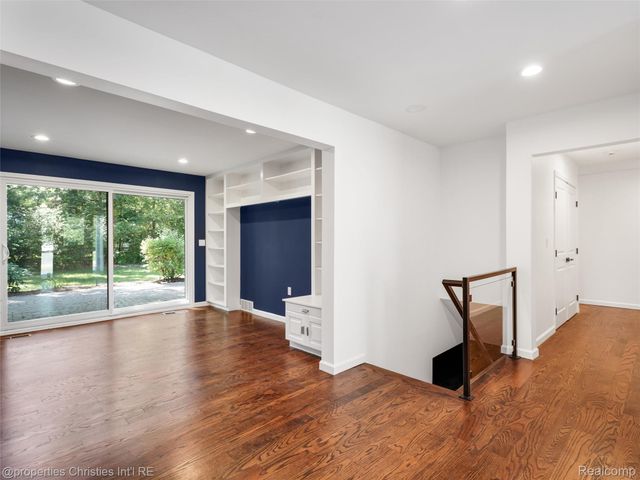 1257 Charrington Road, Bloomfield Hills, MI 48301