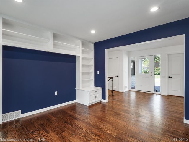 1257 Charrington Road, Bloomfield Hills, MI 48301