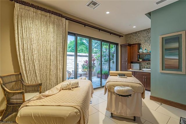 9419 Benvenuto CT 204, Naples, FL 34119