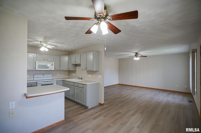 130 EASY Street, Washington, IL 61571