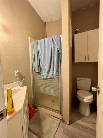 300 E Locust Street, Angleton, TX 77515