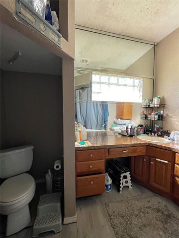 300 E Locust Street, Angleton, TX 77515