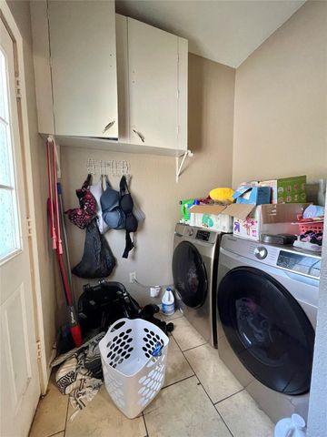 300 E Locust Street, Angleton, TX 77515