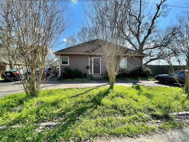 300 E Locust Street, Angleton, TX 77515