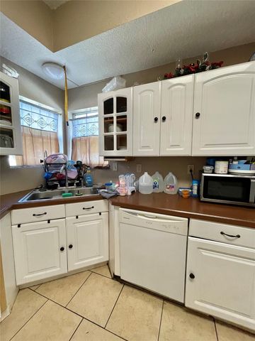 300 E Locust Street, Angleton, TX 77515