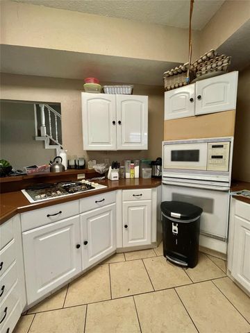 300 E Locust Street, Angleton, TX 77515