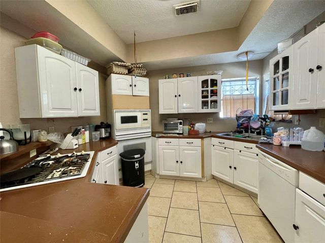 300 E Locust Street, Angleton, TX 77515