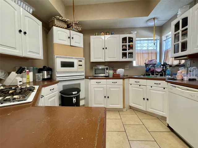 300 E Locust Street, Angleton, TX 77515