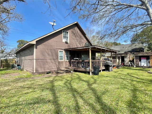 300 E Locust Street, Angleton, TX 77515