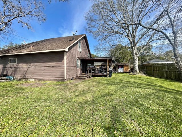 300 E Locust Street, Angleton, TX 77515
