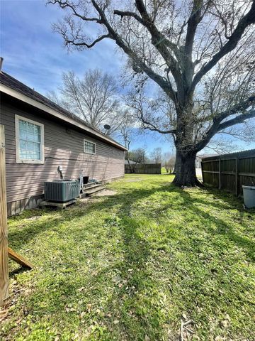 300 E Locust Street, Angleton, TX 77515