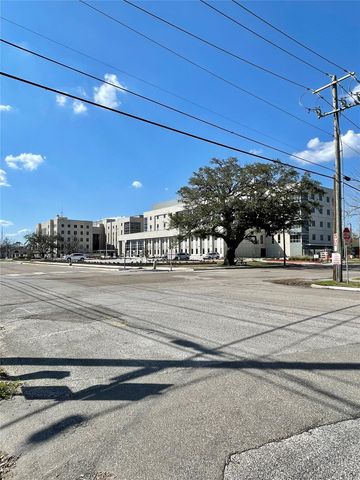 300 E Locust Street, Angleton, TX 77515