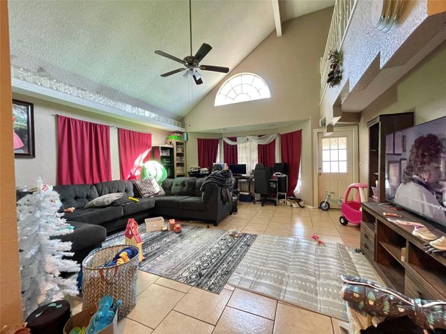 300 E Locust Street, Angleton, TX 77515
