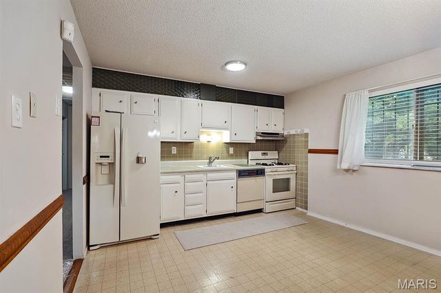 2328 Outlook Drive, St Louis, MO 63136