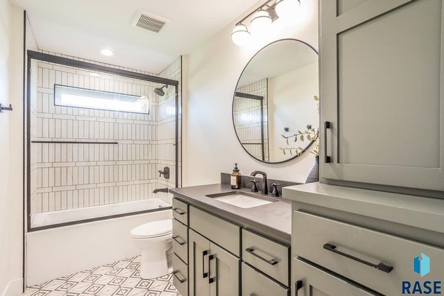 300 E Alberta Trl Trail, Tea, SD 57064