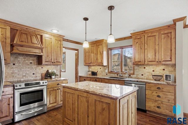 607 E 61st St Street, Sioux Falls, SD 57108