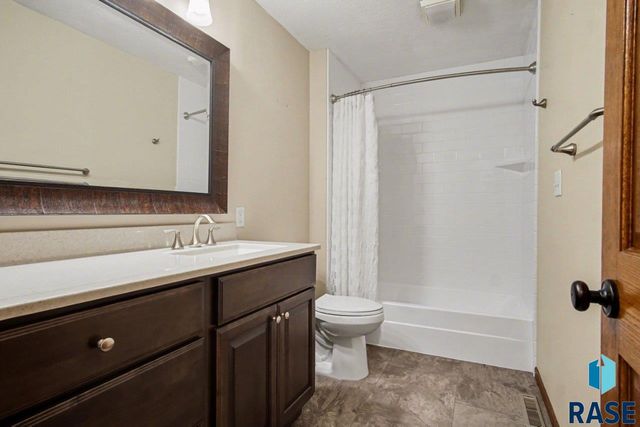 607 E 61st St Street, Sioux Falls, SD 57108