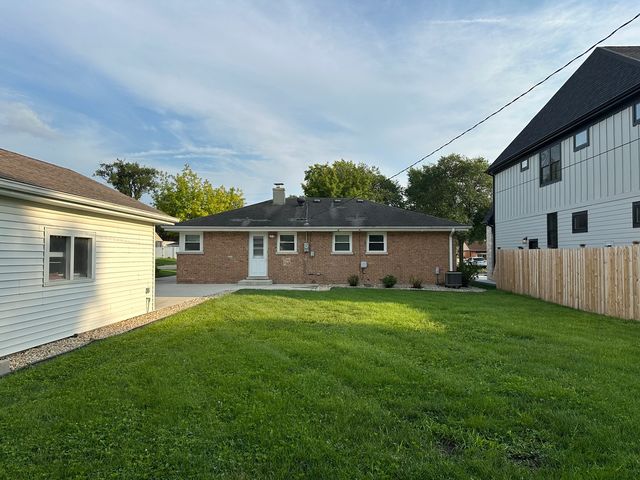 465 W Fremont Avenue, Elmhurst, IL 60126