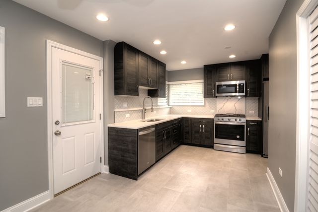 465 W Fremont Avenue, Elmhurst, IL 60126