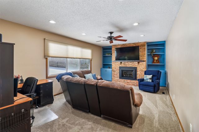 1008 Robin Glen Drive, Indianola, IA 50125