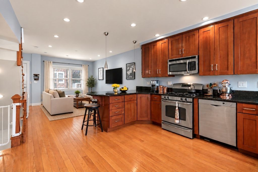 453 E 6th St, Boston, MA 02127