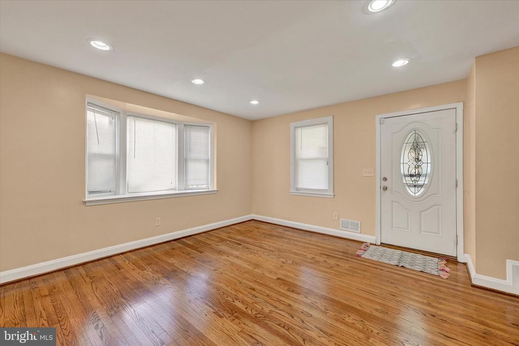 Image 3 of property listing at 2105 CLOVILLE AVE, Baltimore, MD 21214