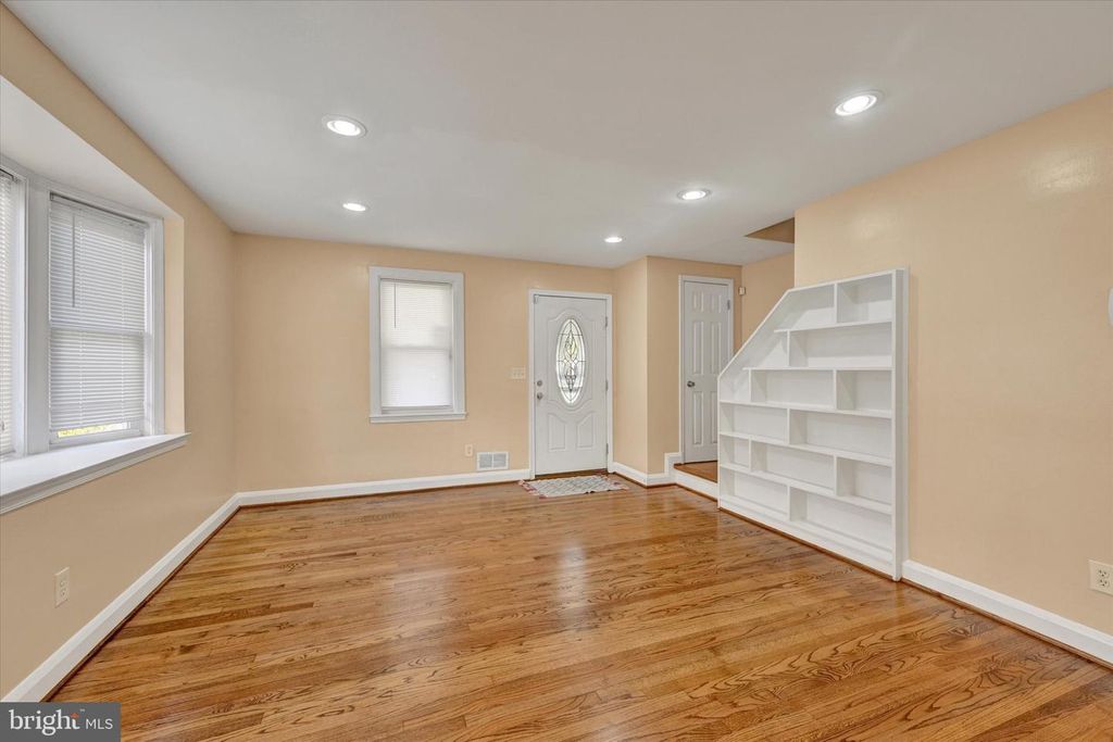 Image 4 of property listing at 2105 CLOVILLE AVE, Baltimore, MD 21214