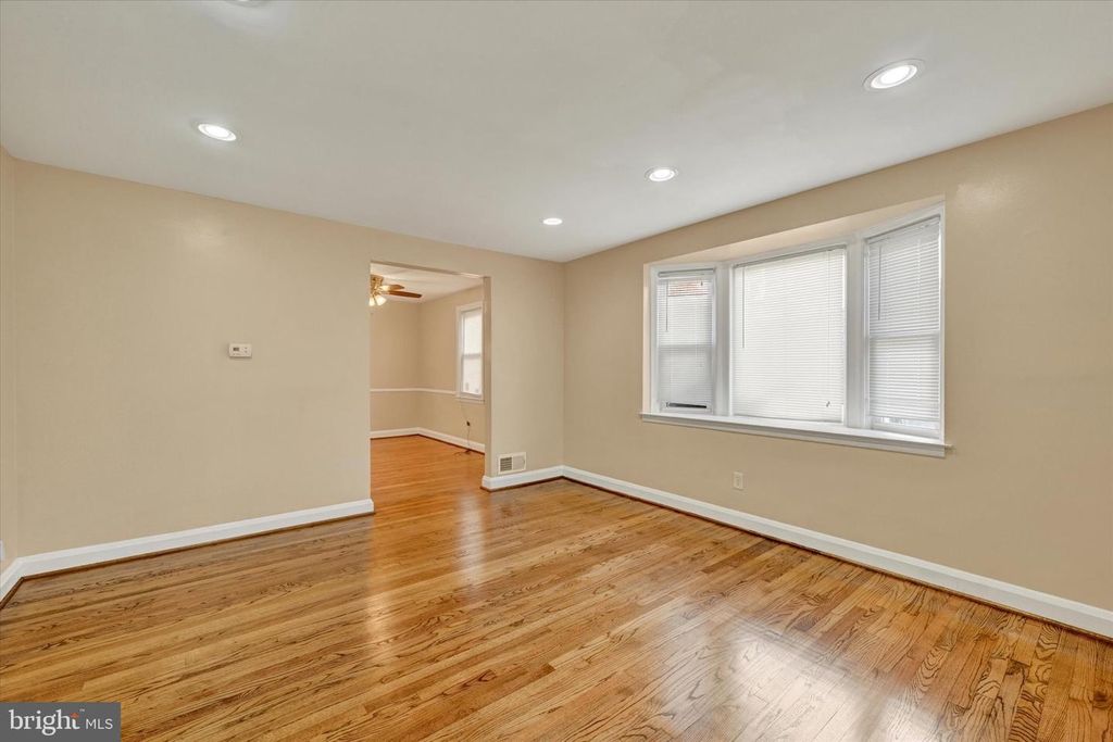 Image 5 of property listing at 2105 CLOVILLE AVE, Baltimore, MD 21214