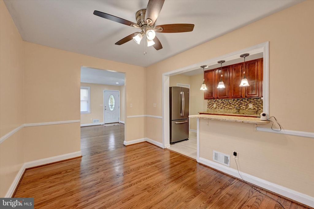 Image 8 of property listing at 2105 CLOVILLE AVE, Baltimore, MD 21214