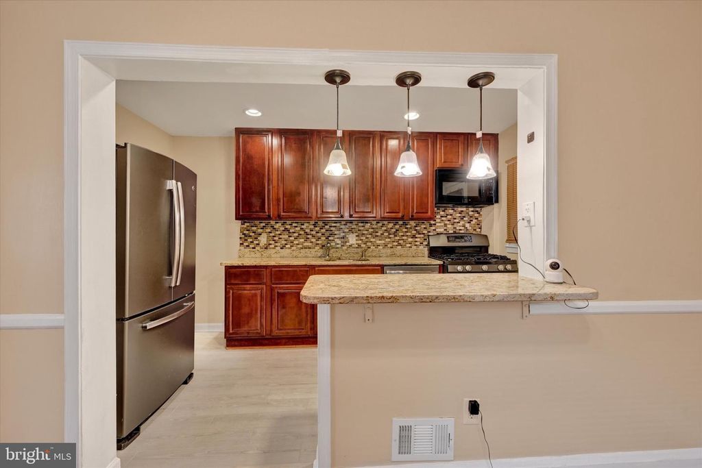 Image 9 of property listing at 2105 CLOVILLE AVE, Baltimore, MD 21214