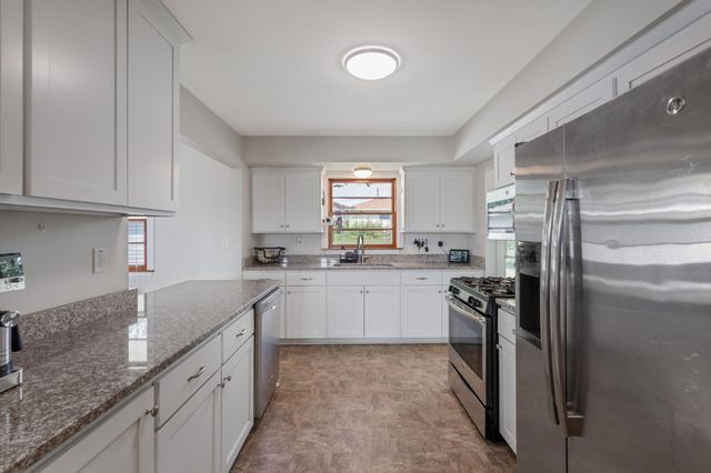 6082 Zealand Avenue N, New Hope, MN 55428