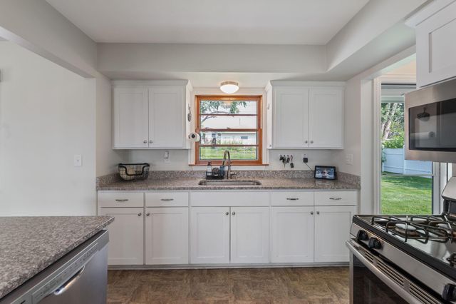6082 Zealand Avenue N, New Hope, MN 55428