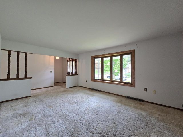 6730 Manchester DRIVE, Greendale, WI 53129