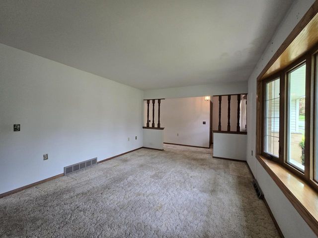 6730 Manchester DRIVE, Greendale, WI 53129
