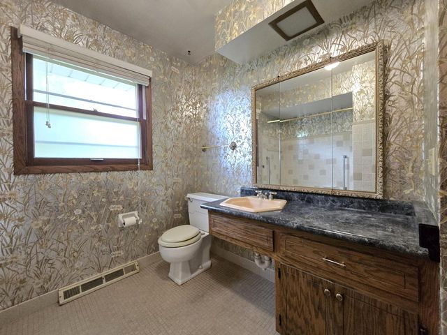 6730 Manchester DRIVE, Greendale, WI 53129