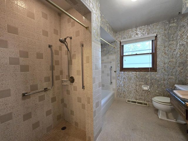6730 Manchester DRIVE, Greendale, WI 53129