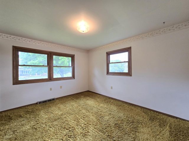 6730 Manchester DRIVE, Greendale, WI 53129
