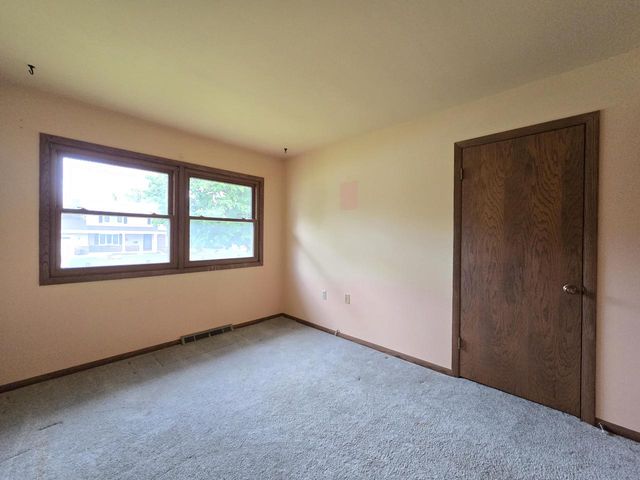 6730 Manchester DRIVE, Greendale, WI 53129