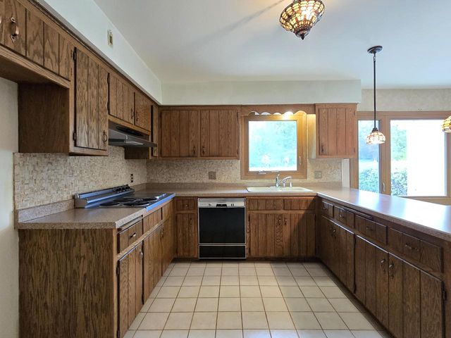 6730 Manchester DRIVE, Greendale, WI 53129