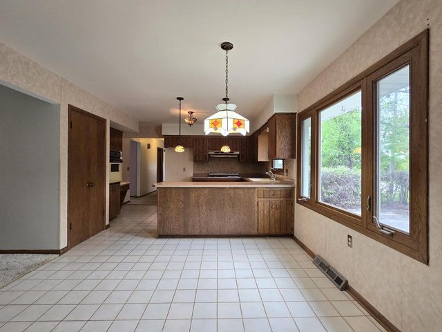 6730 Manchester DRIVE, Greendale, WI 53129