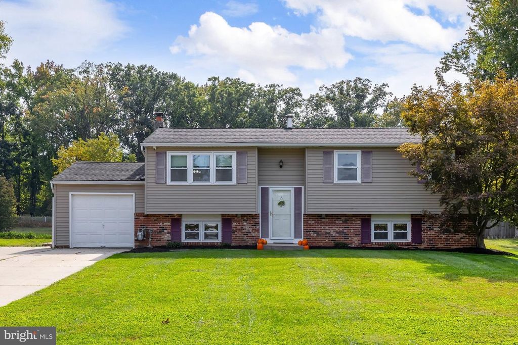 90 MYRTLE AVE, MICKLETON, NJ 08056 — exterior
