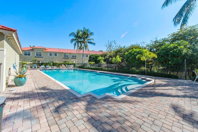 286 Lake Monterey Circle, Boynton Beach, FL 33426
