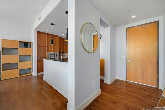 610 E Market St Unit 2816, San Antonio, TX 78205