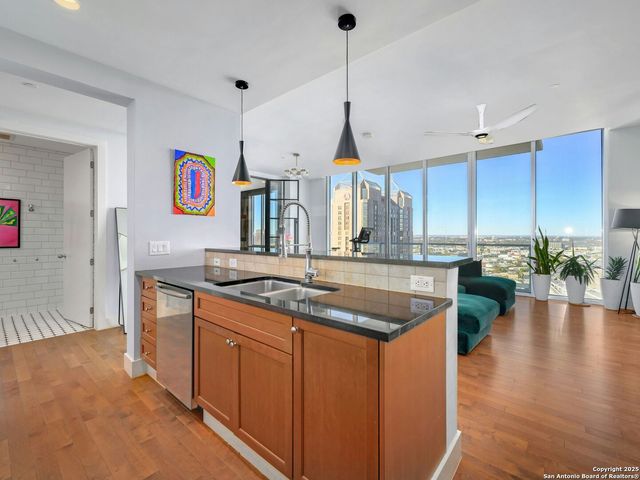 610 E Market St Unit 2816, San Antonio, TX 78205