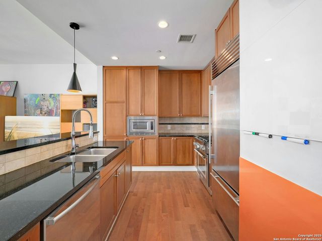 610 E Market St Unit 2816, San Antonio, TX 78205