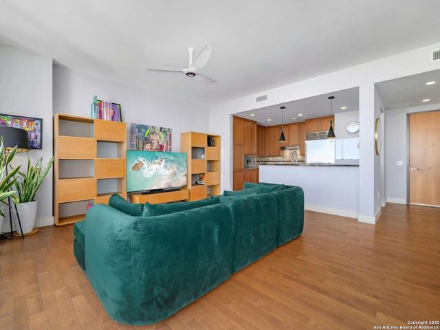 610 E Market St Unit 2816, San Antonio, TX 78205