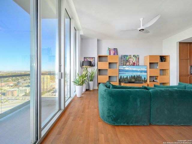 610 E Market St Unit 2816, San Antonio, TX 78205