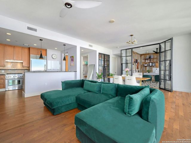 610 E Market St Unit 2816, San Antonio, TX 78205
